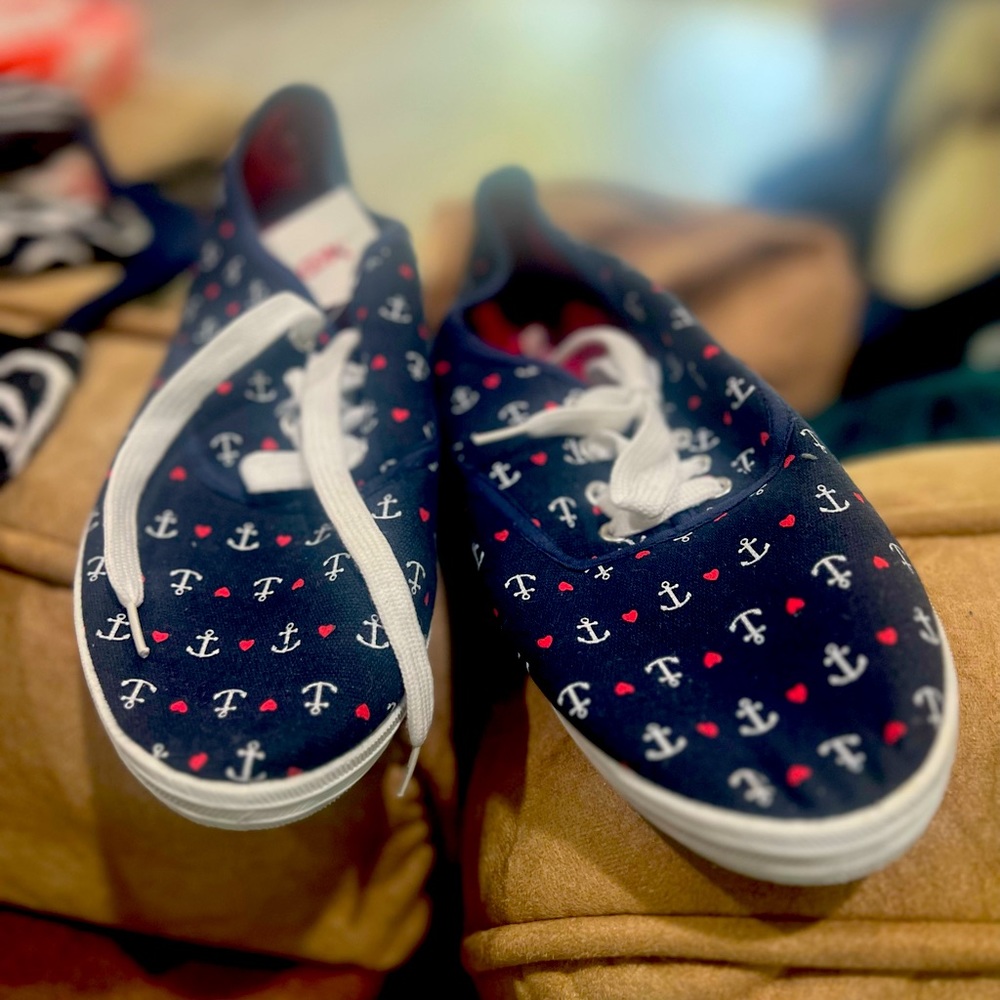 Navy and white tennis shoes